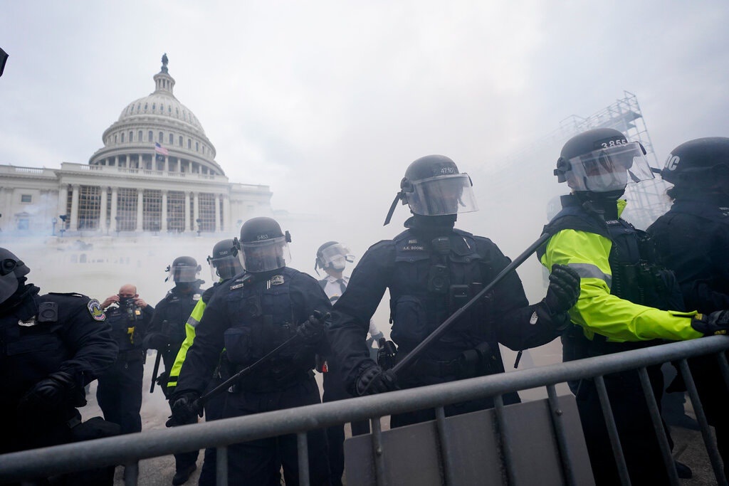 Điện Capitol tê liệt vì người ủng hộ ông Trump nổi loạn kinhtetrithuc.vn