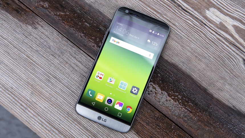 Ra mắt năm 2016, LG G5 là smartphone đầu tiên có camera góc siêu rộng. Ảnh: Expert Reviews.