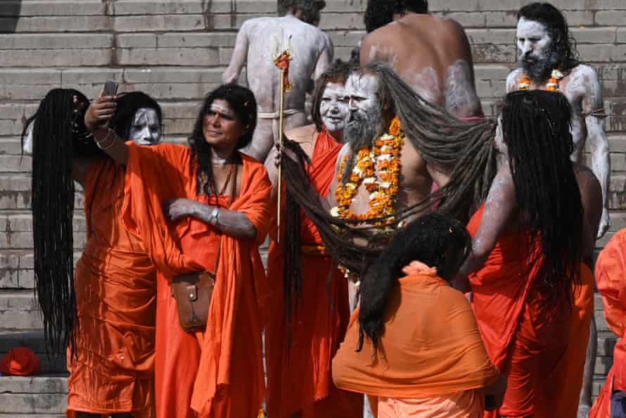 Các Naga Sadhus, những "thánh nhân" tu tập khổ hạnh theo đạo Hindu, chụp ảnh bên bờ sông Hằng. Ảnh: AFP.