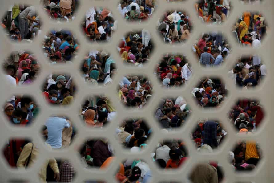 Các tín đồ tham dự lễ cầu nguyện đêm bên bờ sông Hằng tại lễ hội Kumbh Mela, hôm 13/4. Ảnh: Reuters.