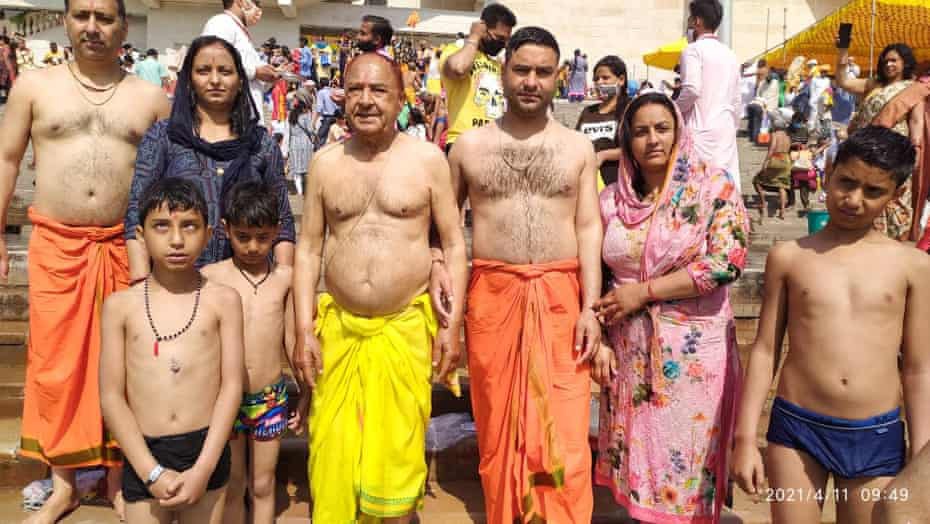 Thakur Puran Singh và gia đình tham gia lễ hội Kumbh Mela. Ảnh: The Guardian.