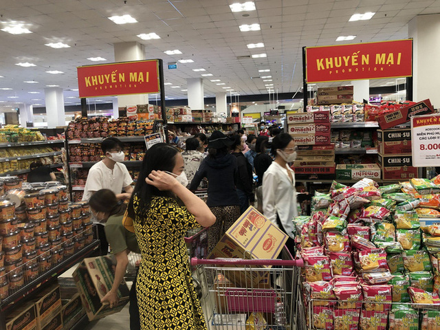 Các siêu thị khuyến khích khách hàng chuyển sang mua sắm online, hạn chế tập trung ở các điểm bán trực tiếp nhằm hạn chế lây lan dịch bệnh