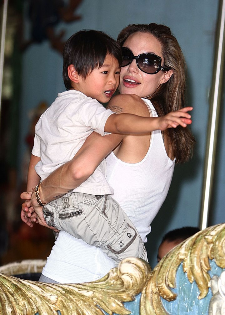 Pax Thiên đổi đời nhờ được Angelina Jolie nhận nuôi. Ảnh: AP.