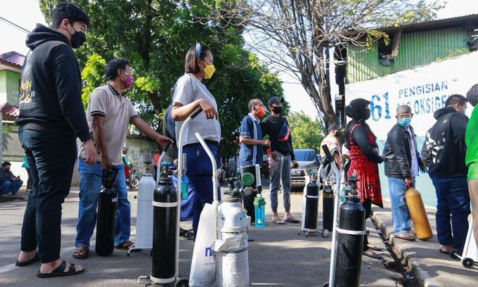 Cuộc săn lùng oxy y tế của người Indonesia - kinhtetrithuc.vn