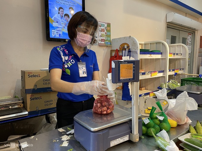 Siêu thị khuyến cáo đừng hoảng sợ khi thấy kệ hàng trống - kinhtetrithuc.vn 4